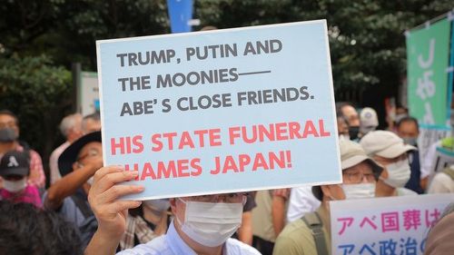 Ukončete tu ostudu! Volají Japonci v den státního pohřbu. Nechtějí platit